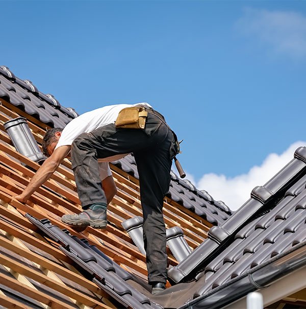 réparation sur un toit suite tempete